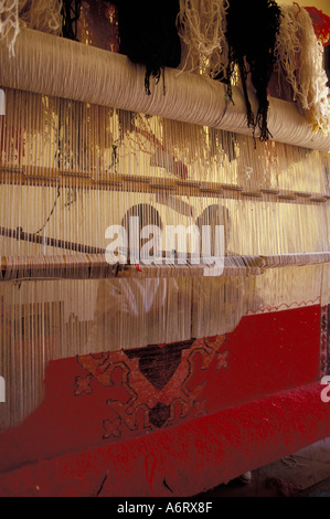 L'Afrique, Maroc, Ouarzazate, silhouette féminine nouage tapis berbère sur à tisser artisanale Ensemble Banque D'Images