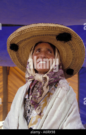 L'Afrique, Maroc, Chefchaouen (Chaouen), aka femme berbère traditionnel au Rif hat Banque D'Images