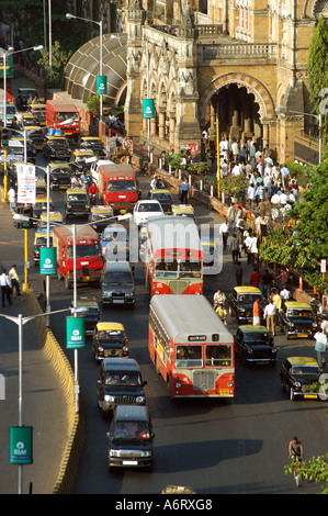 Trafic hors VT maintenant CST Railway station de bus voitures à Bombay, Mumbai, Inde Banque D'Images