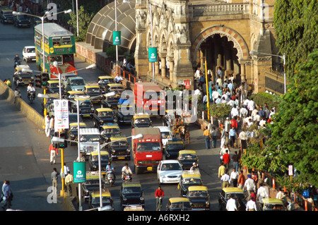 Trafic hors VT maintenant CST Railway station de bus voitures Taxi à Bombay Mumbai Inde Banque D'Images