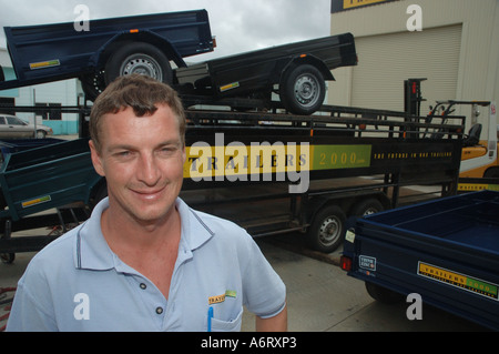 Travailleur avec remorque boîte prêts pour la livraison Banque D'Images
