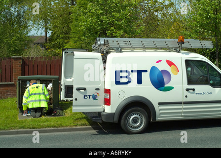 Bt van & man effectuant des travaux de réparation à la boîte de jonction Banque D'Images