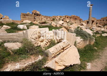 Morceaux de la maçonnerie le long de la rue Colonnade près de la dynastie Forum à Leptis Magna en Libye Banque D'Images