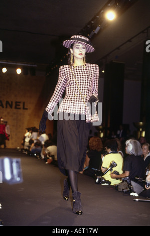 Mode, années 1990, mannequin, veste et jupe, longueur totale, passerelle, automne hiver, par Chanel, Paris, 1990, 90, , Banque D'Images