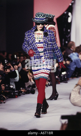 Mode, années 1980, mannequin, veste de costume, pleine longueur, passerelle, automne hiver, par Chanel, Paris, 1990, 90, , Banque D'Images