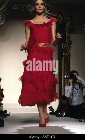 Mode, années 1980, mannequin, pleine longueur, tenue de soirée robe, passerelle, printemps été, par Chanel, Paris, 1984, années 80, , Banque D'Images