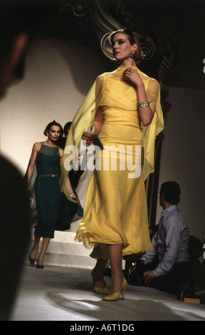 Mode, années 1980, mannequin, pleine longueur, tenue de soirée robe, passerelle, printemps été, par Chanel, Paris, 1984, années 80, , Banque D'Images