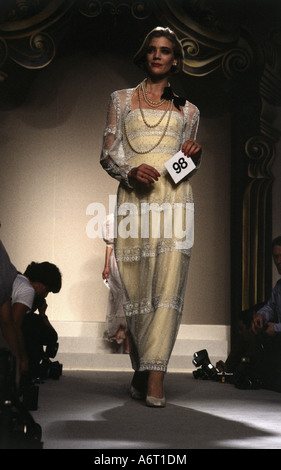 Mode, années 1980, mannequin, pleine longueur, tenue de soirée robe, passerelle, printemps été, par Chanel, Paris, 1984, années 80, , Banque D'Images