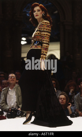 Mode, années 1980, mannequin, pleine longueur, passerelle, printemps été, par Chanel, 1985/1986, années 80, Banque D'Images