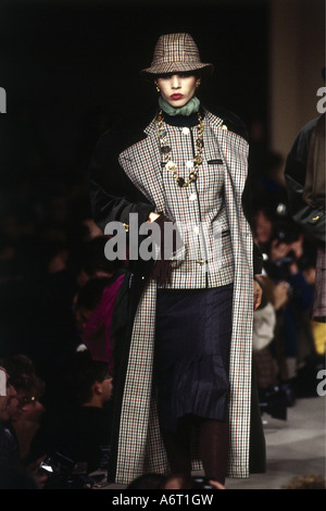 Mode, années 1980, mannequin, demi-longueur, costume et manteau, passerelle, automne hiver, Pert-A-porter, par Chanel, Paris, 1987, années 80, , Banque D'Images