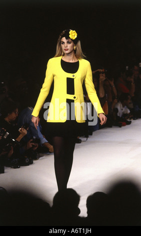 Mode, années 1990, mannequin, pleine longueur, vêtu d'une veste jaune, passerelle, été de printemps, Pett-a-porter, par Chanel, Paris, 1991, années 90, , Banque D'Images