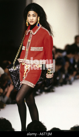 Mode, années 1990, mannequin, demi-longueur, costume rouge, passerelle, automne hiver, Pert-A-porter, par Chanel, Paris, 1991, années 90, , Banque D'Images