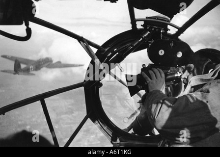 Événements, seconde Guerre mondiale / seconde Guerre mondiale, propagande, Allemagne, cameraman Stoll, Luftwaffe 3ème War Corsonisers Company, dans la tourelle avant d'un bombardier Heinkel He 111, été 1940, avion, vol, bataille d'Angleterre, caméra, armée de l'air allemande, guerre aérienne, Wehrmacht, troisième Reich, presse, médias, XXe siècle, historique, avion, bombardiers, bombardiers E 111, He-111, correspondant de guerre, correspondants, tournage, détails, intérieurs, personnes, années 1940, Banque D'Images