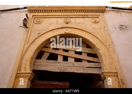 Une ancienne maison juive dans la Médina de Tripoli Libye maintenant en ruines. Banque D'Images