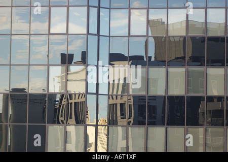 Reflet dans ville immeuble de bureau windows Banque D'Images