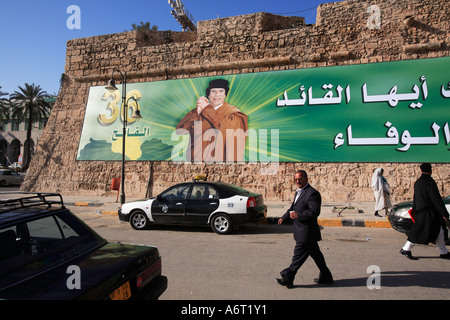 Une affiche proclamant 36 ans de règle du Colonel Kadhafi en Libye, près de la Place Verte Tripoli Libye Banque D'Images