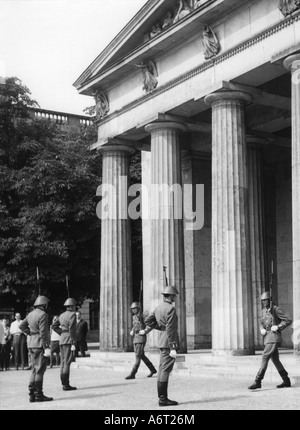 Militaire, Allemagne, République démocratique allemande, Armée populaire nationale, 1ère Régiment de gardes "Friedrich Engels", changer la garde, la garde d'honneur à Neue Wache, Unter den Linden, Berlin est, GDR, uniforme, casque d'acier, fusil, garde, sentinelle, XXe siècle, , Banque D'Images