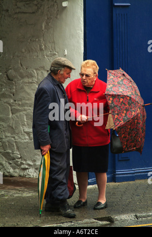 Vieux couple talking Killarney Irlande Banque D'Images