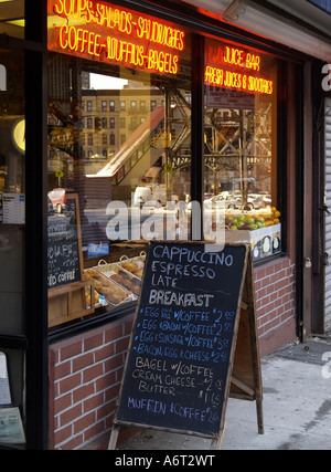 Les ventes de la craie noire affiche à l'extérieur d'un café ou d'épicerie dans l'upper west side de Manhattan dans la matinée, avec l'enseigne au néon. Banque D'Images