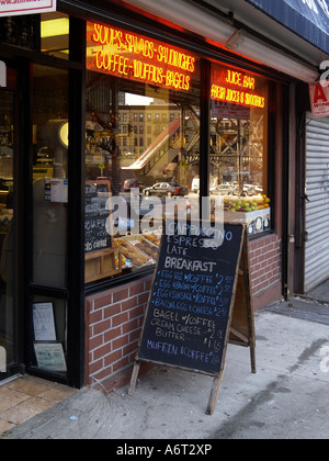 Les ventes de la craie noire affiche à l'extérieur d'un café ou d'épicerie dans l'upper west side de Manhattan dans la matinée, avec l'enseigne au néon. Banque D'Images