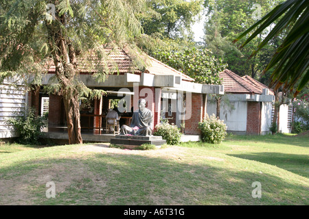 Statue de l'Ashram du Mahatma Gandhi situé à Ahmedabad Gujarat Inde Banque D'Images