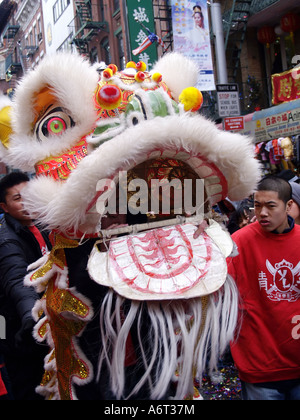 Lion danseuses à la célébration du Nouvel An chinois dans le quartier chinois de Manhattan en 2007. Banque D'Images