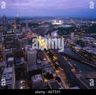 Depuis le Rialto Towers sur la ville de Melbourne, Yarra River avec la gare de Flinders Street à la tombée de la Victoria en Australie Banque D'Images