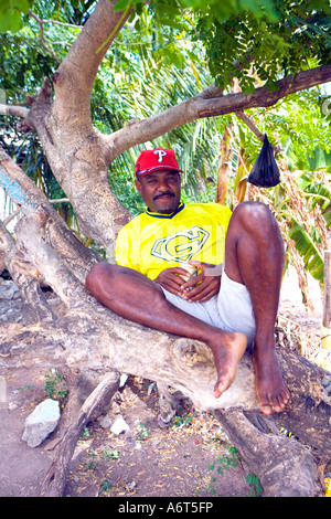 Journée chaude 'Rodrigues'. Résident local montre comment tenir au frais Banque D'Images
