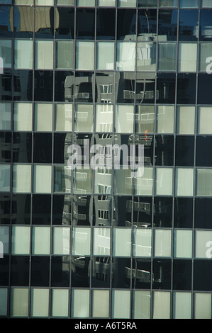 Reflet dans ville immeuble de bureau windows Banque D'Images