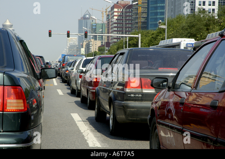 Les longues files de voitures attendre lors d'un embouteillage sur une autoroute du centre-ville de Beijing, Chine. Banque D'Images