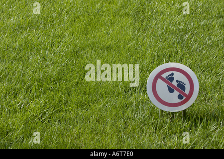 Pas de marcher sur l'herbe signe sur une pelouse Banque D'Images