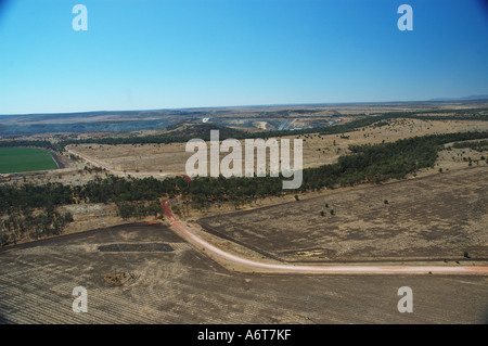 Outback rivière traverse des terres agricoles à sec du bassin Central Queensland Australie Banque D'Images