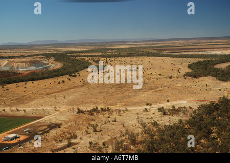 Outback rivière traverse des terres agricoles à sec du bassin Central Queensland Australie Banque D'Images