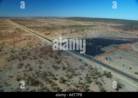 Tache noire sur le paysage des installations de chargement de charbon Central Queensland Australie Banque D'Images