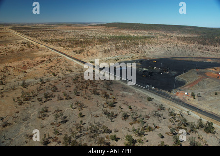 Tache noire sur le paysage des installations de chargement de charbon Central Queensland Australie Banque D'Images