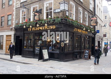 Ye Olde Watling pub à Watling Street dans la ville de Londres GO UK Banque D'Images