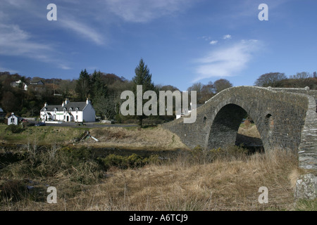 Le Pont de l'Atlantique sur les coupes d'un chenal étroit de l'Atlantique Nord et mène à l'île de Seil, Ecosse Banque D'Images