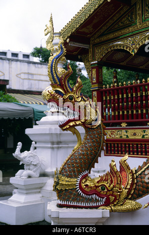 Statue d'un serpent mythique ou Naga comme bête fonctionnant en bas bord d'escalier pour un Wat ou temple à Chiang Saen, Thaïlande Banque D'Images