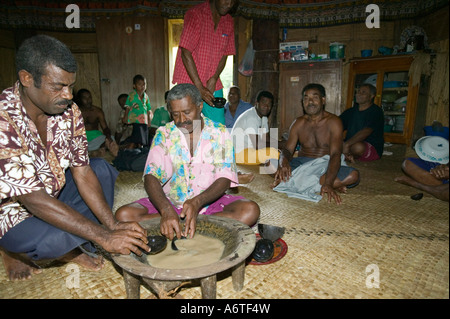 Une cérémonie de kava dans l'alcool des chefs de village Navala hut, Fidji Banque D'Images