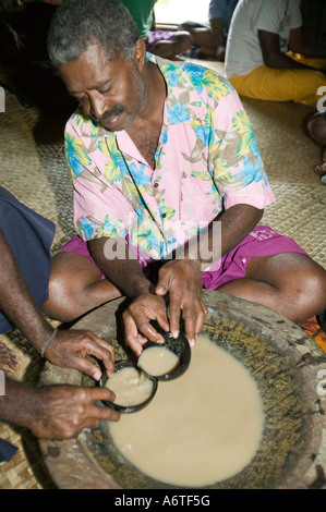 Une cérémonie de kava dans l'alcool des chefs de village Navala hut, Fidji Banque D'Images
