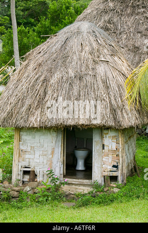 Navala Village dans les hautes terres fidjiennes, le seul village à gauche sur Fidji entièrement construit des maisons traditionnelles de Bure, toilettes Banque D'Images