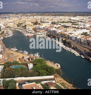 Vue aérienne - vue vers le nord sur Puerto de la Ciutadella vers restaurants au bord de l'eau et des petites embarcations, Minorque. Banque D'Images