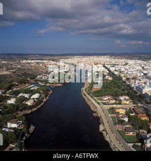 Vue aérienne - à la recherche sur la mer du Nord à l'approche de Puerto de la Ciutadella, Minorque. Banque D'Images