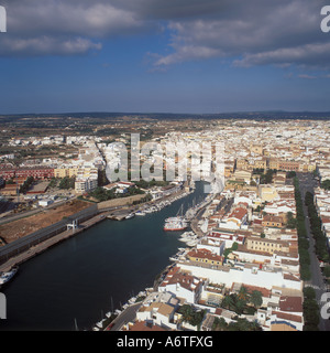 Vue aérienne - vue vers le nord sur le port / Puerto de la Ciutadella vers la ville de Ciutadella, Menorca Ciudadela /. Banque D'Images