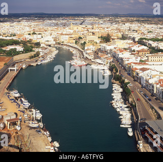 Vue aérienne - à nord-est sur le port / Puerto de la Ciutadella, Minorque. Banque D'Images