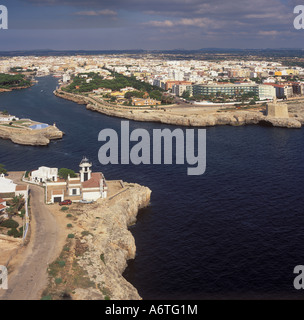 Serial voir -à la mer est au-dessus de l'entrée du port / Puerto de la Ciutadella avec hôtel Esmeralda et le 17e siècle C Banque D'Images