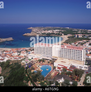 Vue aérienne - Fiesta Hotel Castell Playa propriétés  +  + plage  + + de la baie de Plaisance  + pointe - Arenal d'en Castel, Minorque. Banque D'Images