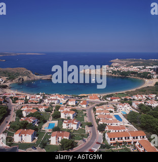 Vue aérienne - propriétés  + plage  + +  + baie de Plaisance de parcelle à North - Arenal d'en Castell, côte nord de Minorque / Banque D'Images