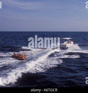 Fun in the sun avec nervure Charter Portal - donuts en remorque derrière Rigid Inflatable Boat - dans la baie de Palma près de Magalluf, South Banque D'Images