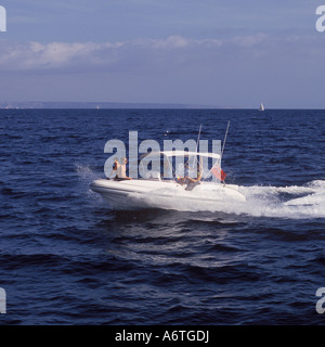 Fun in the sun avec nervure Charter Portal - bateau gonflable rigide avec des personnes âgées de moins de pouvoir dans la baie de Palma près de Magalluf. Banque D'Images